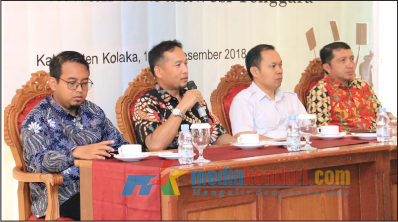 Kepala OJK Sultra, Fredly Nasution (kiri kedua pegang mike) saat menjelaskan terkait investasi ilegal