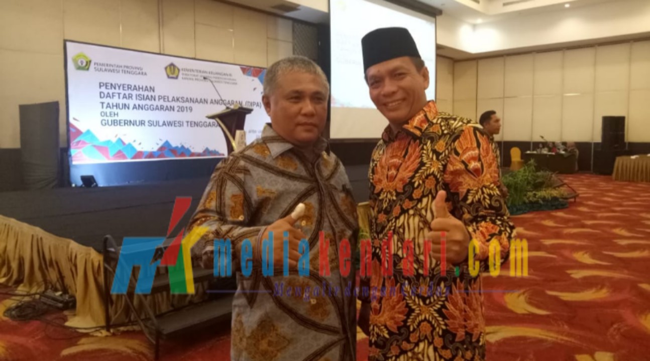 Bupati Konawe, Kery Saiful Konggoasa berpose bersama dengan Ketua DPRD Sultra, H Abdurrahman Saleh usai kegiatan penerimaan DIPA 2019 di Hotel Claro Kendari, Jumat (14/12/2018).