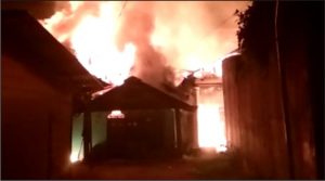Diduga Akibat Petasan, 4 Rumah di Mandonga Hangus Terbakar