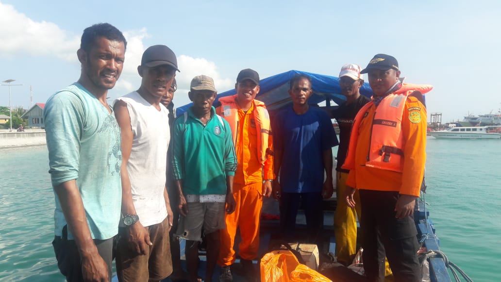 Tim Rescue Basarnas Kendari berhasil menemukan longboat yang mengalami mati mesin di perairan menui, dalam evakuasi itu 6 POB dinyatakan selamat. (Foto:Dokumentasi Basarnas Kendari)