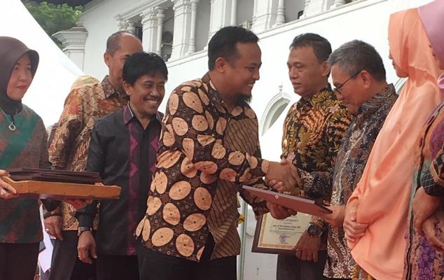 Nampak Bupati Koltim, H. Tony Herbiansyah, saat menerima penghargaan bergengsi sebagai Inovasi Teknologi Pembenihan Antar Bupati, di Jawa Barat. Foto: Kominfo