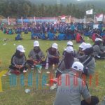 Para guru terlihat duduk saat sambutan Bupati Ruksamin dalam upacara pembukaan Porseni memperingati HUT PGRI ke 73, tingkat Kabupaten Konawe Utara di Lapangan sepak bola Kecamatan Molawe, Rabu (26/12/2018) sore.
