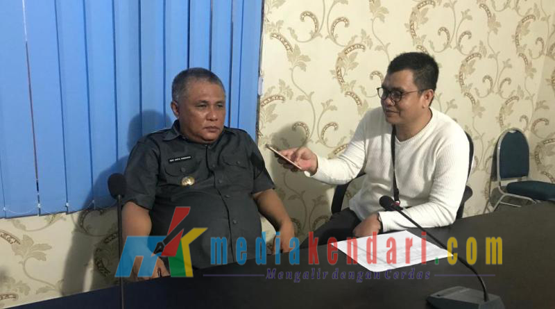 Bupati Konawe, Kery Saiful Konggoasa (kiri) kepada Mediakendari.com, saat dikonfirmasi di runga kerjanya, Kamis (27/12/2018).