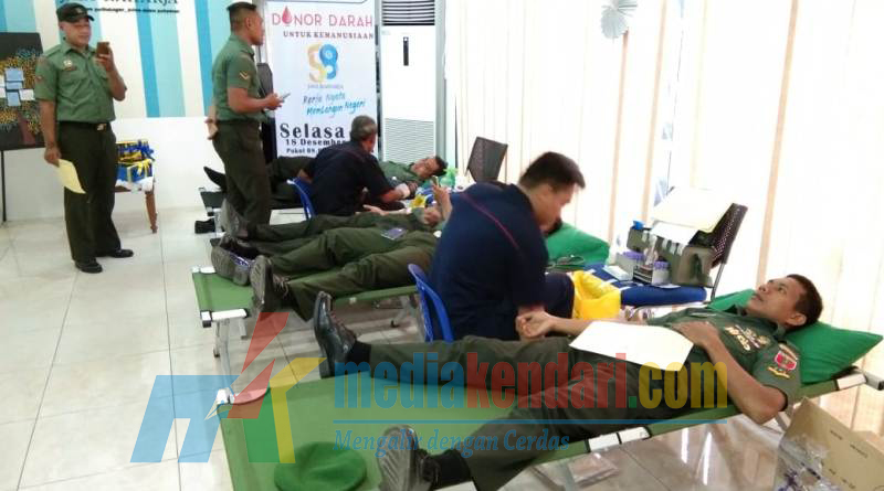 Beberapa anggota TNI AD sedang mensonirkan darah.