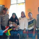 Bayi berjenis kelamin perempuan yang ditemukan warga di Pos Kehutanan Desa Mata Wolasi Kecamatan Wolasi Kabupaten Konawe Selatan (Konsel) Sulawesi Tenggara (Sultra), Rabu (19/12/2018) pagi, bersama petugas Kepolisian dan tenaga medis