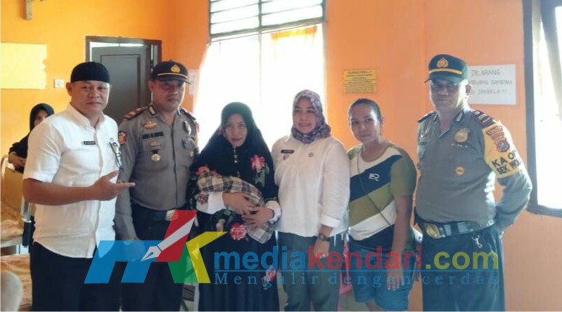 Bayi berjenis kelamin perempuan yang ditemukan warga di Pos Kehutanan Desa Mata Wolasi Kecamatan Wolasi Kabupaten Konawe Selatan (Konsel) Sulawesi Tenggara (Sultra), Rabu (19/12/2018) pagi, bersama petugas Kepolisian dan tenaga medis