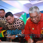 Gubernur Sulawesi Tenggara (Sultra) Ali Mazi (ujung kanan) bersama Direktur Asia Muslim Charity Foundation (AMFC) Ahmad Faisal Siregar saat menandatangani MoU perihal pengoperasian Kapal Kemanusiaan 05