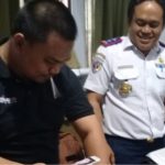 Kadis Perhubungan Bombana, Syahrun, ST saat penunjukan kartu pengawasan kendaraan berbayar. (Foto : Istimewa)