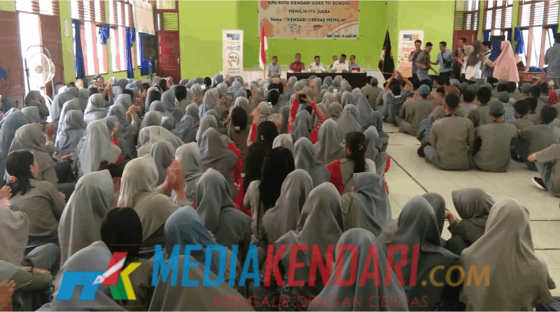 Suasana kegiatan Goes To School di SMKN 1 Kendari oleh KPU Kendari. (Foto : Kardin/Mediakendari.com)