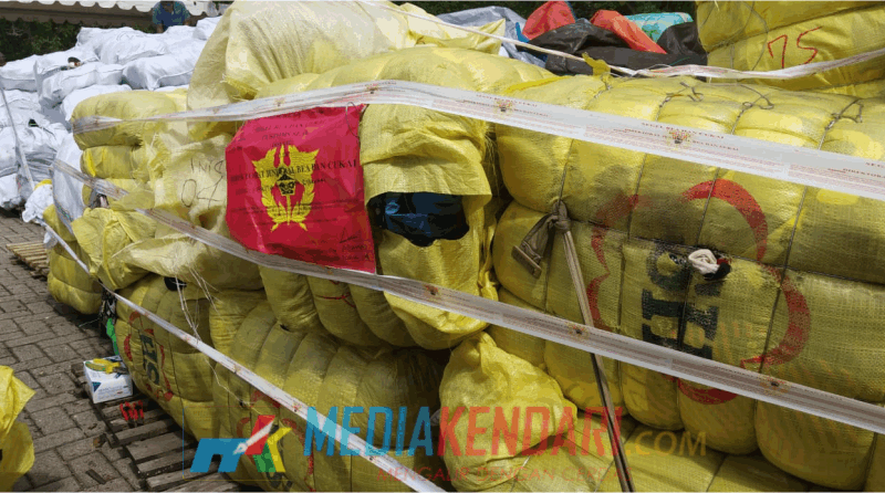 Tumpukan barang bekas yang berhasil diamankan Bea Cukai. (Foto : Ruslan/Mediakendari.com)