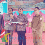 Rektor UHO saat memberikan nama-nama peserta KKN kepada Bupati Butur, Sabtu (19/1/2019) Foto :Safrudin Darma/Mediakendari.com)