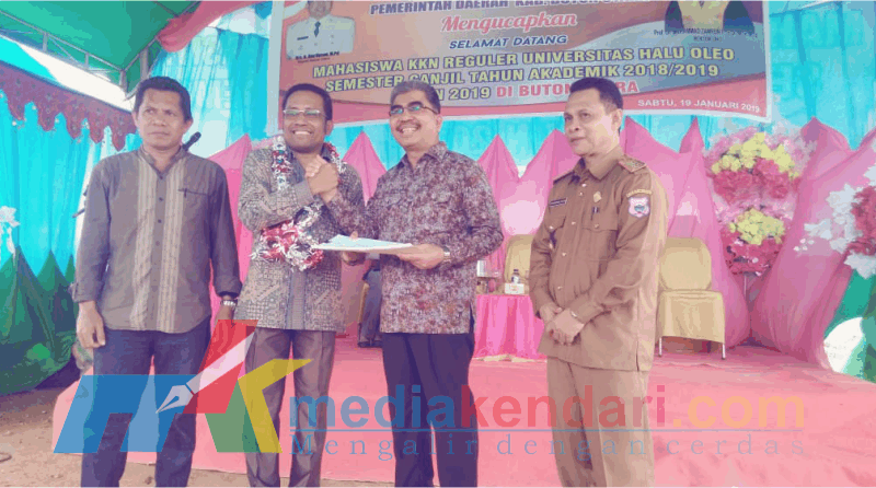 Rektor UHO saat memberikan nama-nama peserta KKN kepada Bupati Butur, Sabtu (19/1/2019) Foto :Safrudin Darma/Mediakendari.com)