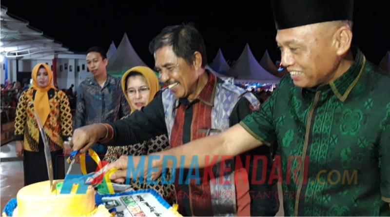 Bupati Kolaka Utara Nur Rahman Umar saat memotong kue Ulang Tahun Kabupaten Kolaka Utara Yang ke-15.