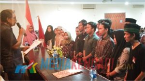 Bupati Kolut, Nur Rahman Umar saat melantik pengurus harian IPPMAKU Sultra (Foto : Kardin)
