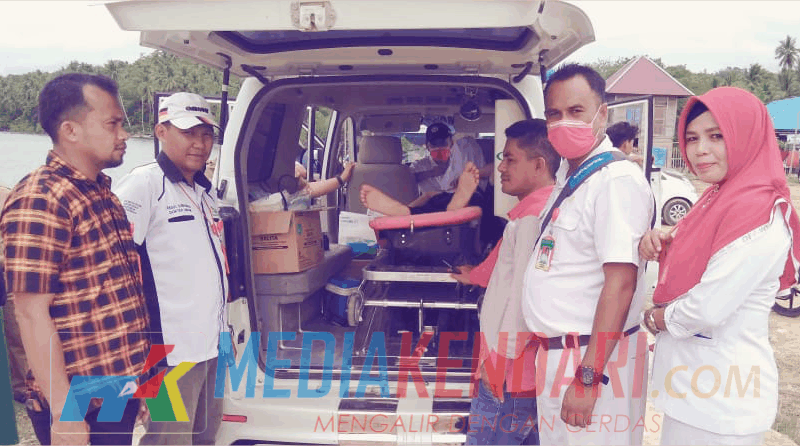 Foto bersama Dokter Nusantara Sehat Kecamatan Wakorumba Utara, Zhamani dan Staf Puskesmas Anton Iradat. (Foto : Safrudin Darma/Mediakendari.com)