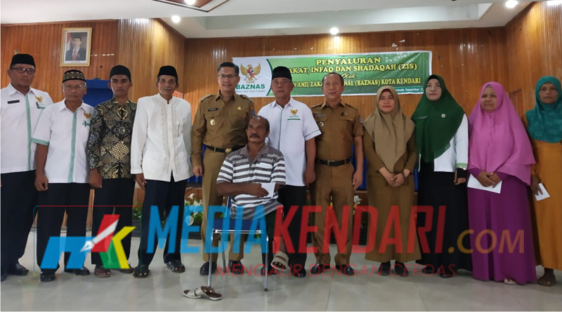 Foto bersama usai penyerahan ZIS secara simbolis oleh Plt Walikota Kendari Sulkarnain pada penerima ZIS diruang Aula Bertaqwa Kantor Walikota Kendari.