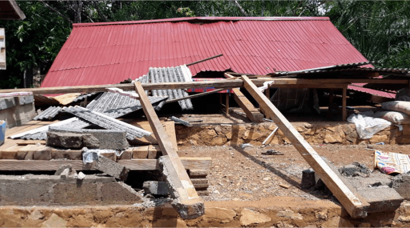 Salah satu rumah warga di Konawe Utara yang hancur dihantam angin puting beliung.(Foto : Istimewa).