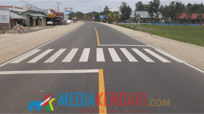 Jalan Trans Sulawesi yang berada di Kabupaten Konawe, yang di kerjakan PT Bangkit Bangun Persada (BBP) melalui dana APBN 2018 telah tuntas dikerjakan. (Foto : Jasfin/Mediakendari.com)