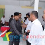 Ketua KPU Bombana, Aminuddin saat menyalami Anggota PPK yang telah di lantik. (Foto : Hasrun)
