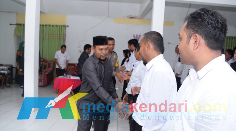 Ketua KPU Bombana, Aminuddin saat menyalami Anggota PPK yang telah di lantik. (Foto : Hasrun)