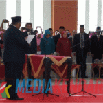 Gubernur Sultra, Ali Mazi lantik Wali Kota Kendari, Sulkarnain. (Foto : Rahmat R./Mediakendari.com)