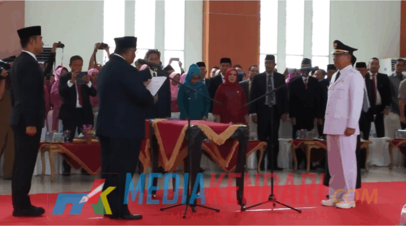 Gubernur Sultra, Ali Mazi lantik Wali Kota Kendari, Sulkarnain. (Foto : Rahmat R./Mediakendari.com)