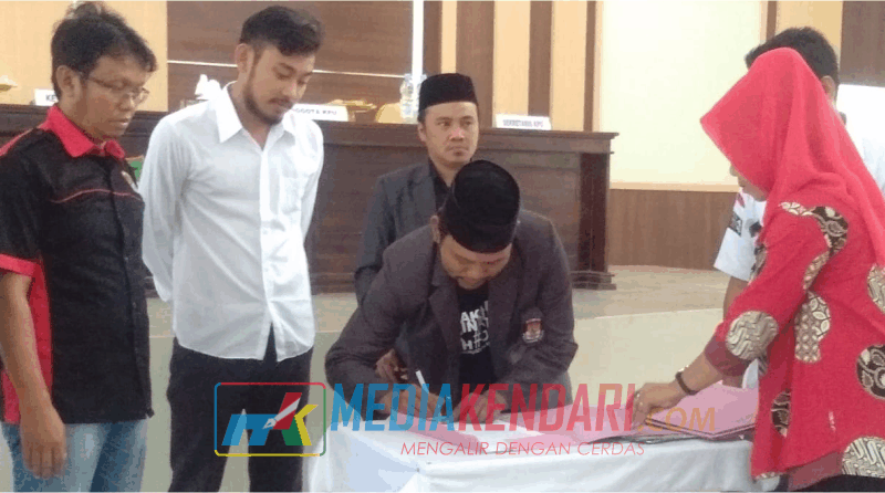 Suasana saat Penandatanganan Pakta Integritas Relawan Domokrasi di Gedung Serba Guna Kabupaten Bombana. (Foto : Hasrun Mediakendari.Com)