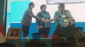 Kolut Raih Adipura ke-5, Wapres RI Yusuf Kalla Serahkan Piala ke Bupati
