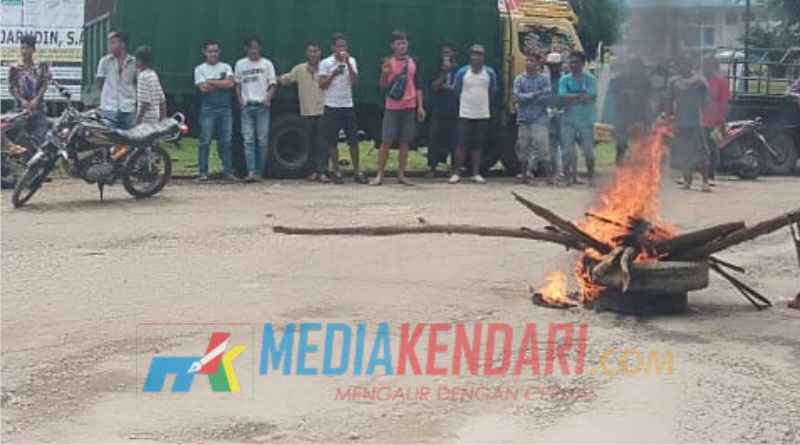 Tuntut Janji DPRD Provinsi, Warga Muna Blokir Jalan