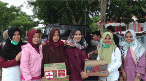 Mahasiswi asal Busel Pimpin Hipmaskar Serahkan Bantuan pada Korban Banjir di Jeneponto