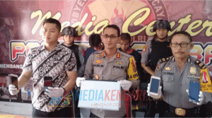 Kapolres Baubau, AKBP Hadi Winarno didampingi Kasat Reskrim (Kiri) dan Kasubag Humas (Kanan) saat menunjukan barang bukti pencurian, (Foto : Ardilan/Mediakendari.com)