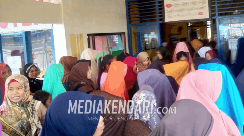 Masyarakat mengantri, untuk registrasi pelayanan kesehatan gratis di PKM Lombakasih, Kecamatan Lantari Jaya, Kabupaten Bombana. Foto : Hasrun/mediakendari.com