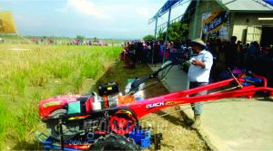 Ratusan Peserta Tournamen Trail Ojek Petani Berebut Handtraktor