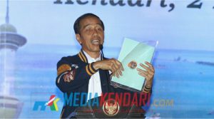Warga Konsel Ikut Terima 375 Sertifikat Tanah yang Dibagikan Jokowi