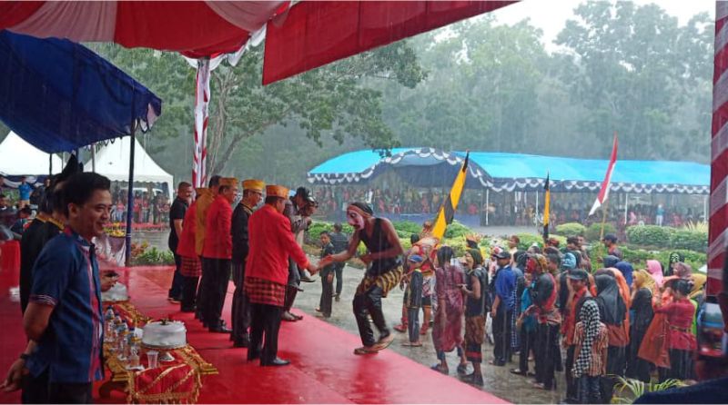 Demi Sukseskan Karnaval Budaya HUT Konawe ke-59, Ratusan Peserta Rela Kehujanan