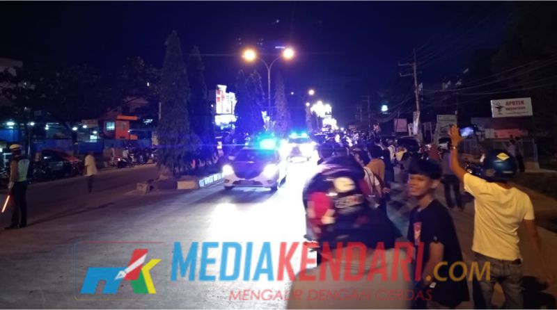 Suasana penyambutan kedatangan Jokowi di jalan Brigjen M. Yoenoes by pass, Kota Kendari, Sulawesi Tenggara. (Foto Ruslan/mediakendari.com