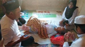 Bupati Konut Berikan Santunan Bagi Lansia di Desa Laramo