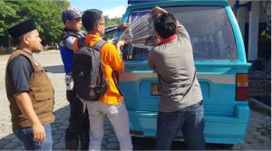 Bawaslu Kolaka Bersihkan Puluhan Branding Caleg dan Capres di Angkot