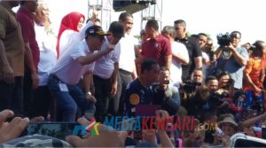 Kelelahan, Jokowi Terduduk di Atas Panggung