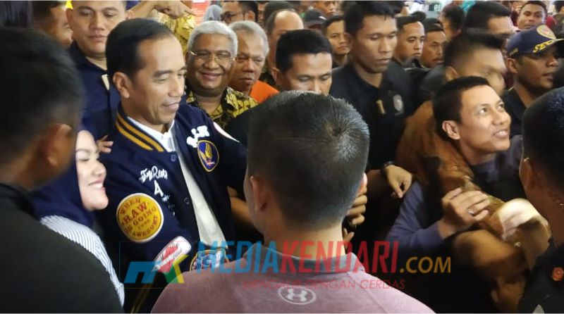 Mendadak ke Lippo Plaza Kendari, Pengunjung Minta Selfie  dengan Jokowi