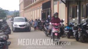 Parkir di STIKES Mandala Waluya Berbayar, Mahasiswa Pilih Parkir di Pinggir Jalan