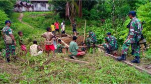 Masyarakat Tapal Batas Gotong Royong Perbaiki Jembatan Bersama Satgas Yonif 725/Woroagi