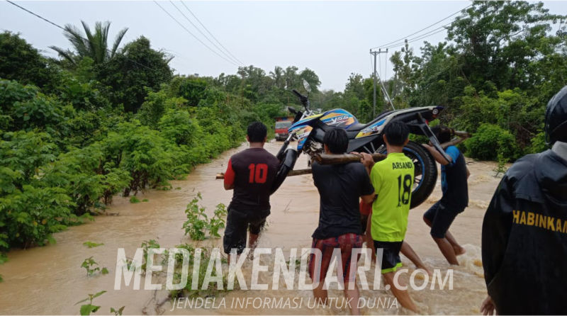 Warga Andoolo Mengais Rejeki Ditengah Banjir