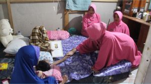 Kapolres dan Ibu Bhayangkari Bombana Sambangi Warga Pengidap Tumor di Kampung Baru