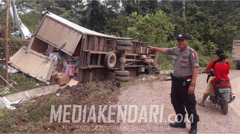 Diduga Rem Blong, Mobil Box Bermuatan Sembako Terbalik di Konut