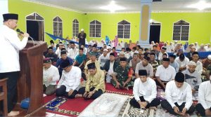 Safari Ramadhan, Pemkab Konsel Kembali Bagikan 100 Paket Sembako dan Janji Bangun Masjid