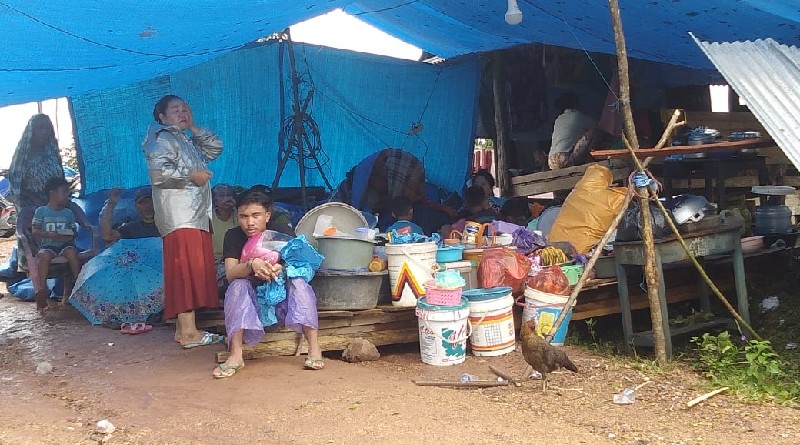 Derita Banjir, Sahur dan Buka di Tenda Pengungsian