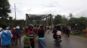 Ratusan Masyarakat Konawe Padati Jembatan Ameroro, Untuk Melihat Luapan Air Sungai Konaweha