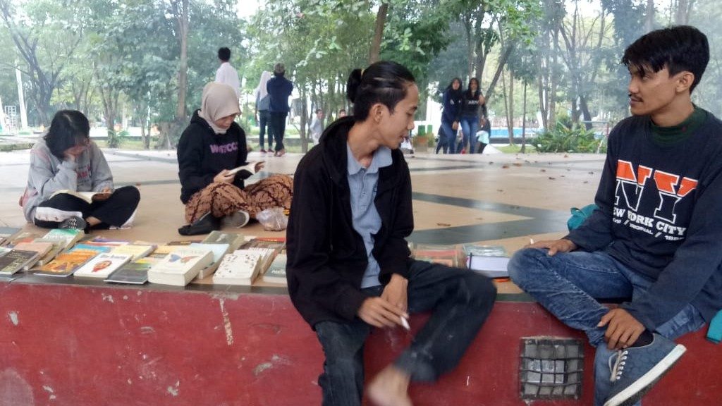 Terus Asah Ilmu Pengetahuan, Pemuda Literatur Senja Gelar Diskusi di Taman Kota Kendari