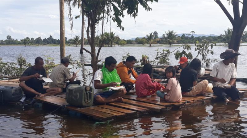 Tim Media Konawe, Salurkan Bantuan Makanan Siap Saji Kepada Warga Banjir